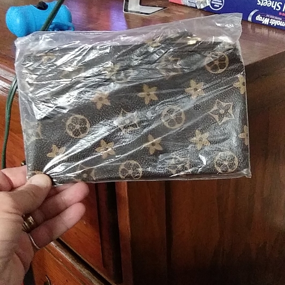 AUTHENTIC LV posh will authenticate - Picture 8 of 8